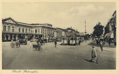 602812 Gezicht op het Stationsplein te Utrecht met het station Utrecht C.S. van de Staatsspoorwegen.